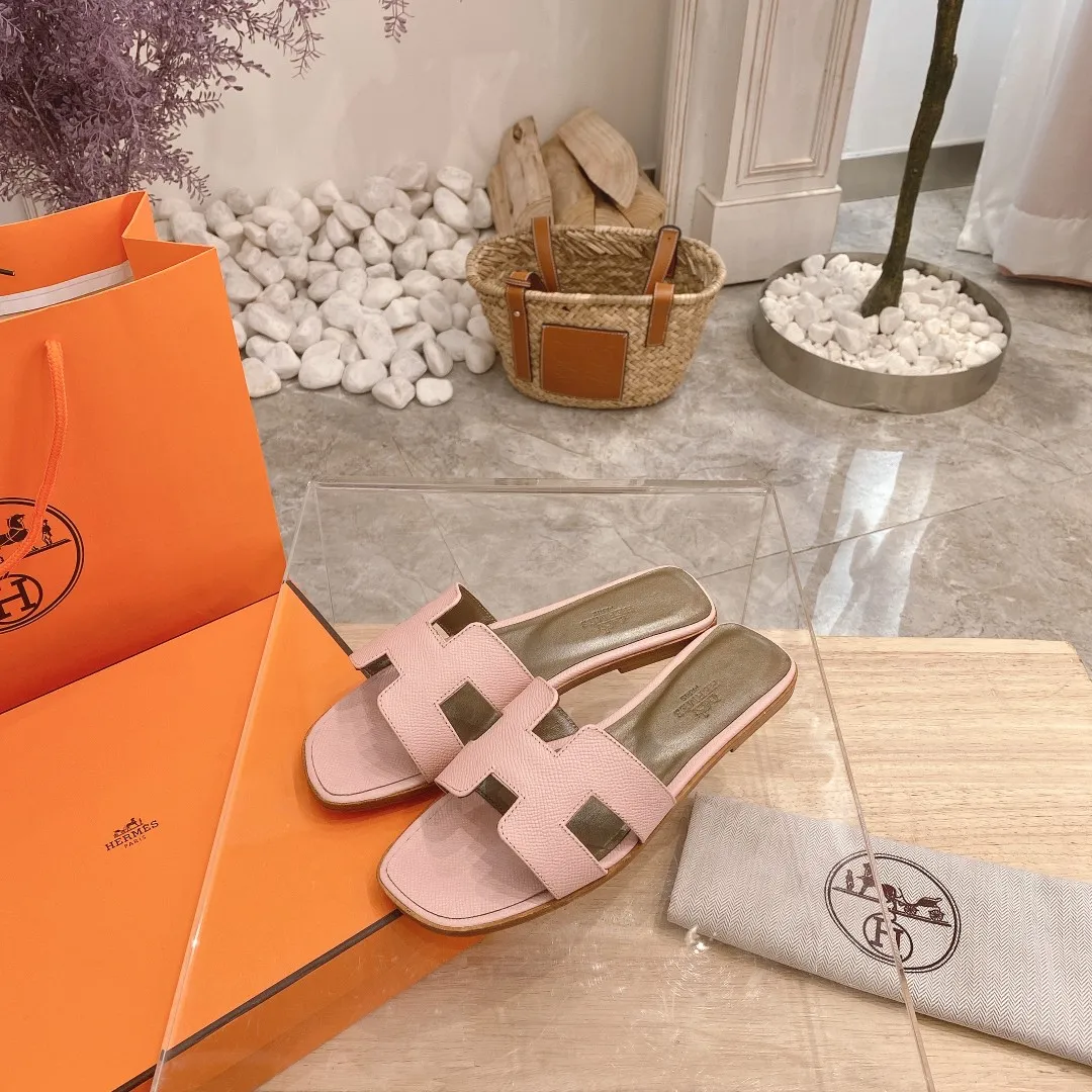 👟👟Ex-factory price 300👟👟 Genuine leather sole +40 🦄Hermès "Palm Print" has added new color sandals, "Year-round shipment" with three-dimensional concave and convex feeling on the classic "H" upper... It is a must-have item in your wardrobe, and it is magically versatile in this summer! This model fully demonstrates the classic Hermès style "palm print". Classic calfskin material ~ imported sheepskin. Lining 🐎Size: 34~42. Heel height ② type: low heel 1.5cm. Medium heel 4.5cm. Genuine leather sole +40 rubber sole.